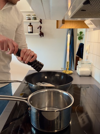 Lifestyle photo: cooking in the kitchen